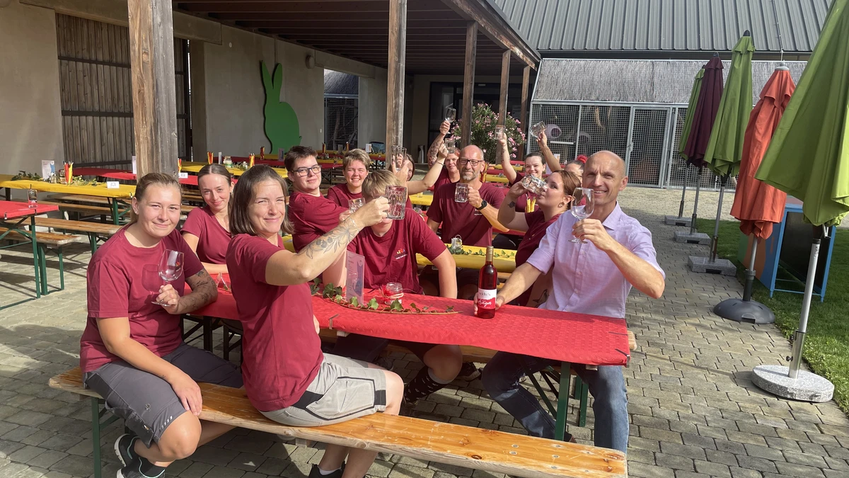 Das Sonnenhof-Team im Innenhof des Tierschutzhauses