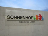 Nicht zu übersehen - das Sonnenhof-Logo im Großformat
