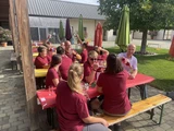 Das Sonnenhof-Team im Innenhof des Tierschutzhauses