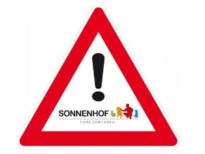 Achtung-Symbol mit Sonnenhof-Logo